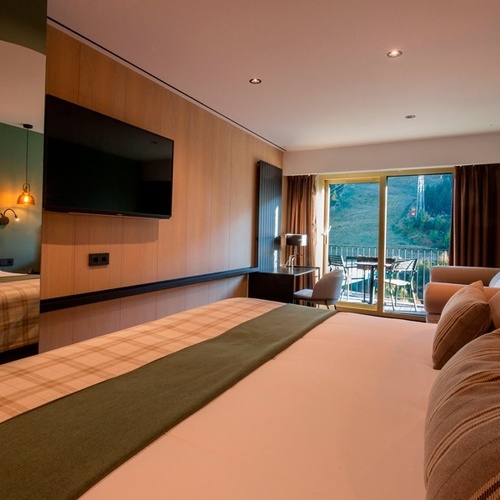 une chambre d' hôtel avec un canapé et une télévision
