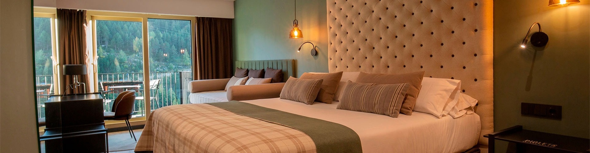 una habitació d' hotel amb una cama i un sofà