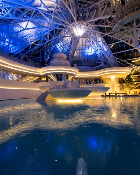un grand bâtiment avec une piscine à l' intérieur