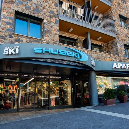 l' extérieur d' un bâtiment en pierre avec un magasin de ski à l' intérieur