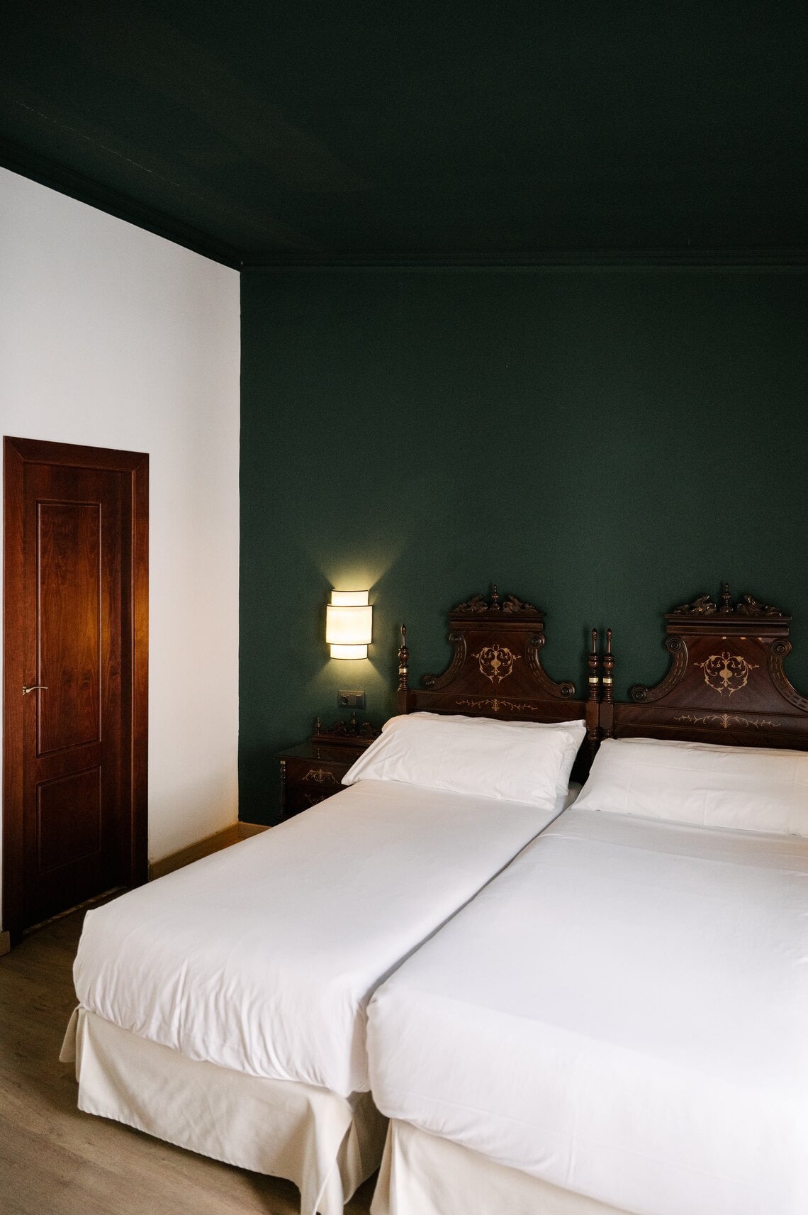 Habitación elegante con cama con dosel y balcón con vistas al Born.