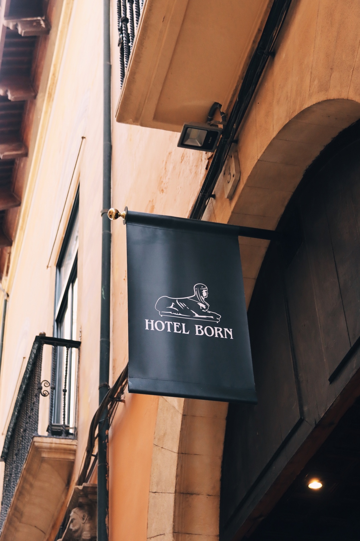 una bandera negra con el logotipo del hotel born