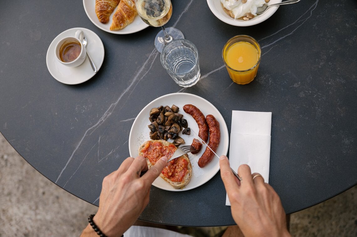 Desayuno gourmet en el hotel Born: huevos pochados, frutas y café.