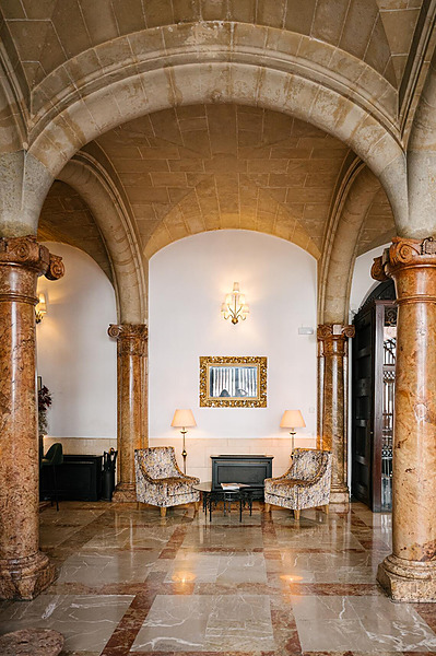 Elegante vestíbulo de hotel con escaleras, bar y sofás en el Born.