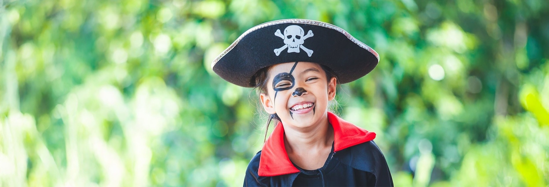 een tafel in een restaurant met wijnglazen en een kaars