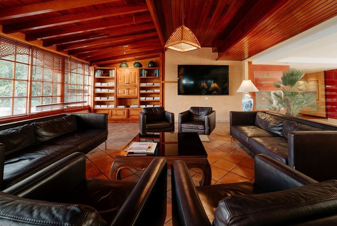 mężczyzna relaksuje się w wannie z hydromasażem