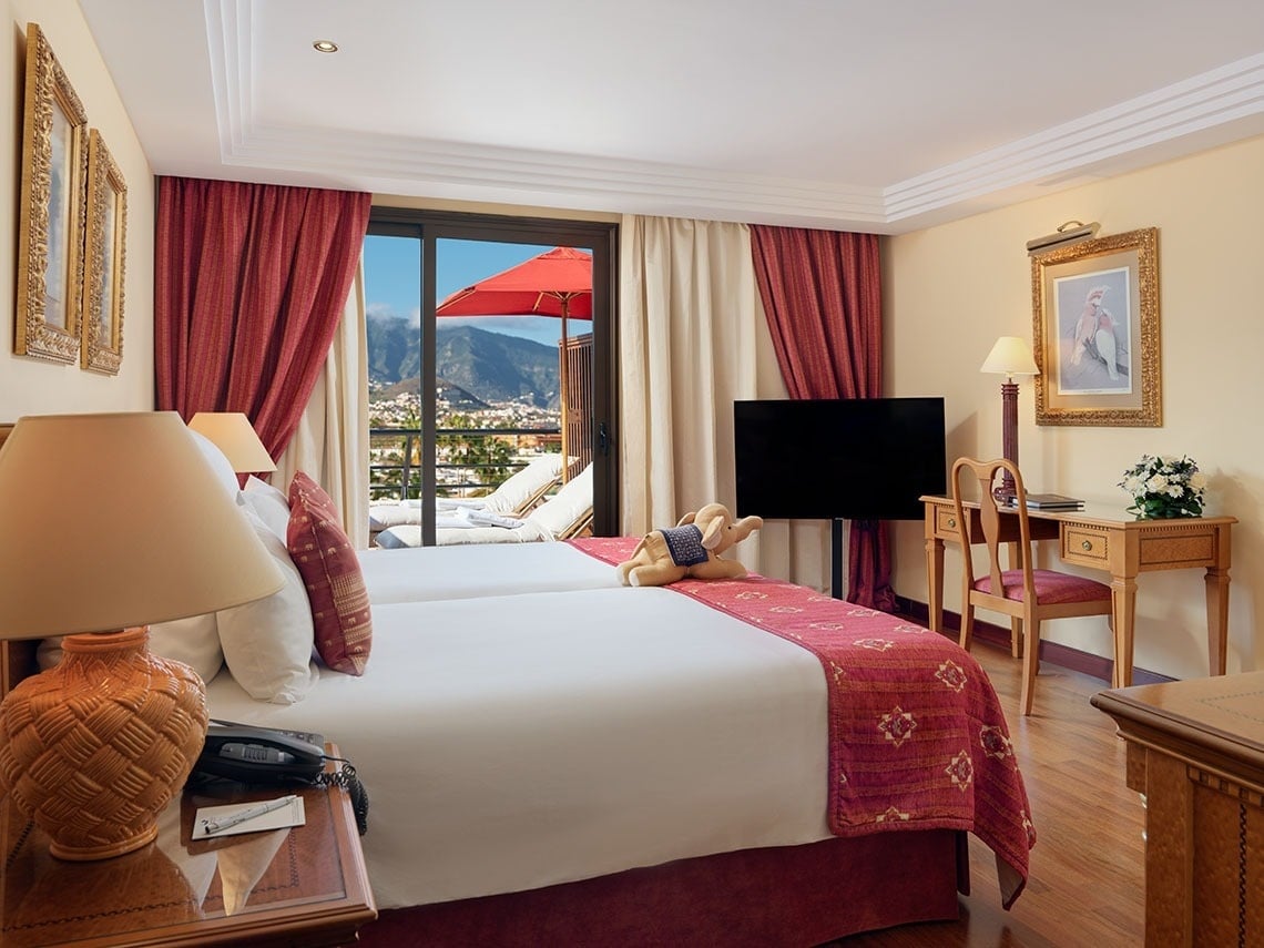 una habitación con un sofá y una mesa con vista al océano