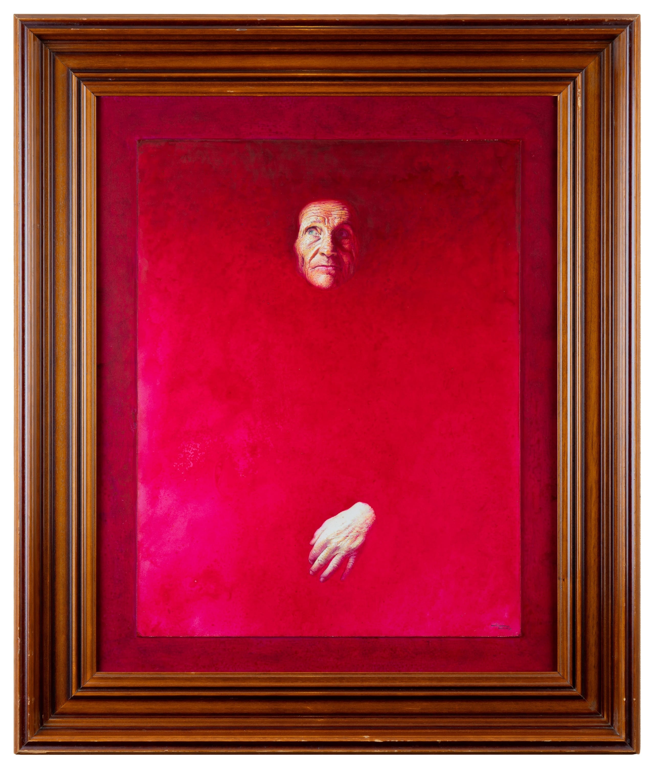 Inom en brun träram med röd sammetspasspartout visas en målning av ett åldrat huvud och en hand som framträder ur en intensivt röd bakgrund.