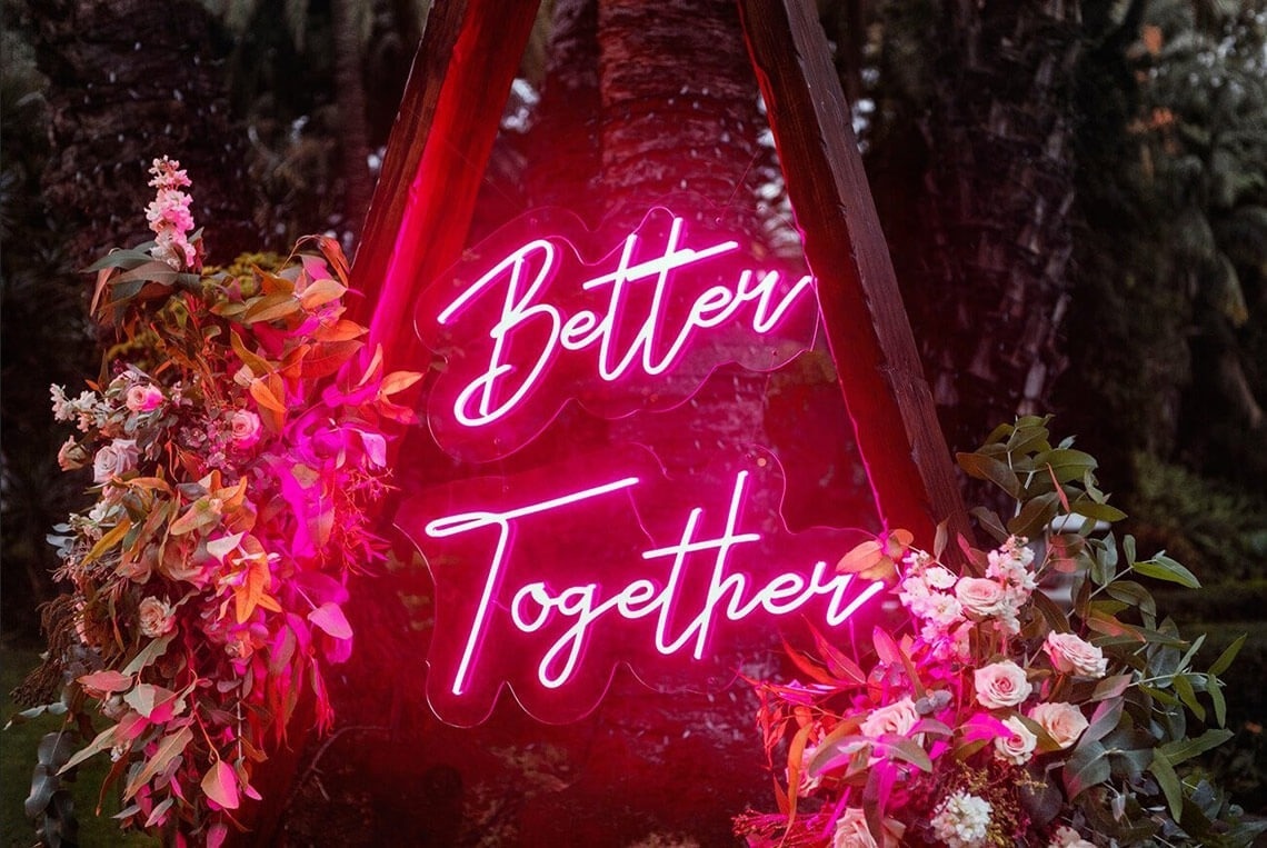 una mujer está sentada en una mesa comiendo pasta y bebiendo vino