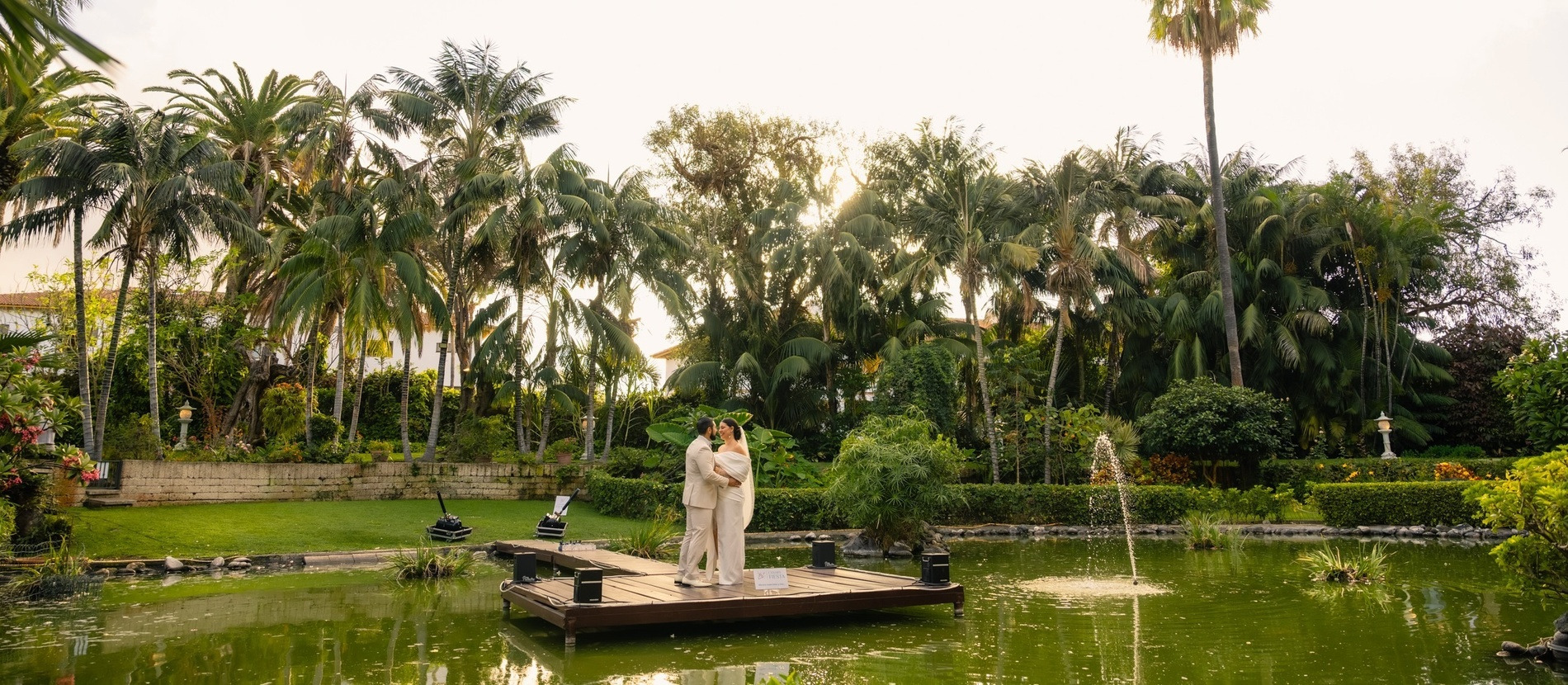 Hotel Botánico: Pareja en el estanque del jardín tropical