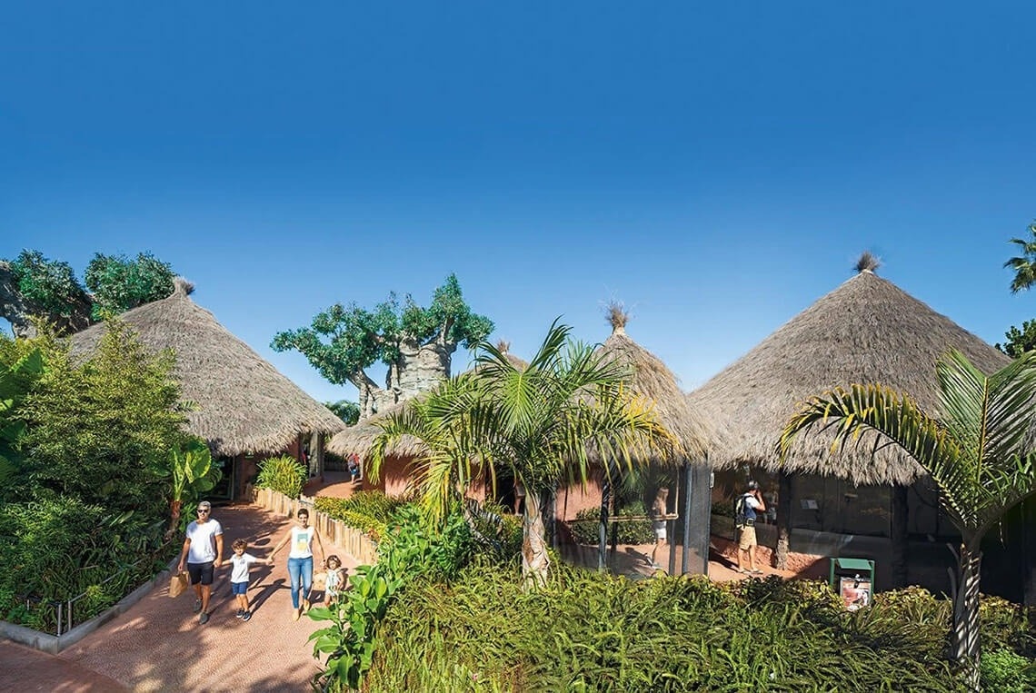 una donna è seduta a un tavolo mentre mangia pasta e beve vino