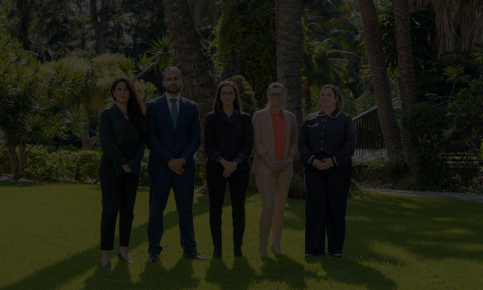 Team professionale in posa nei giardini dell'Hotel Botanico.