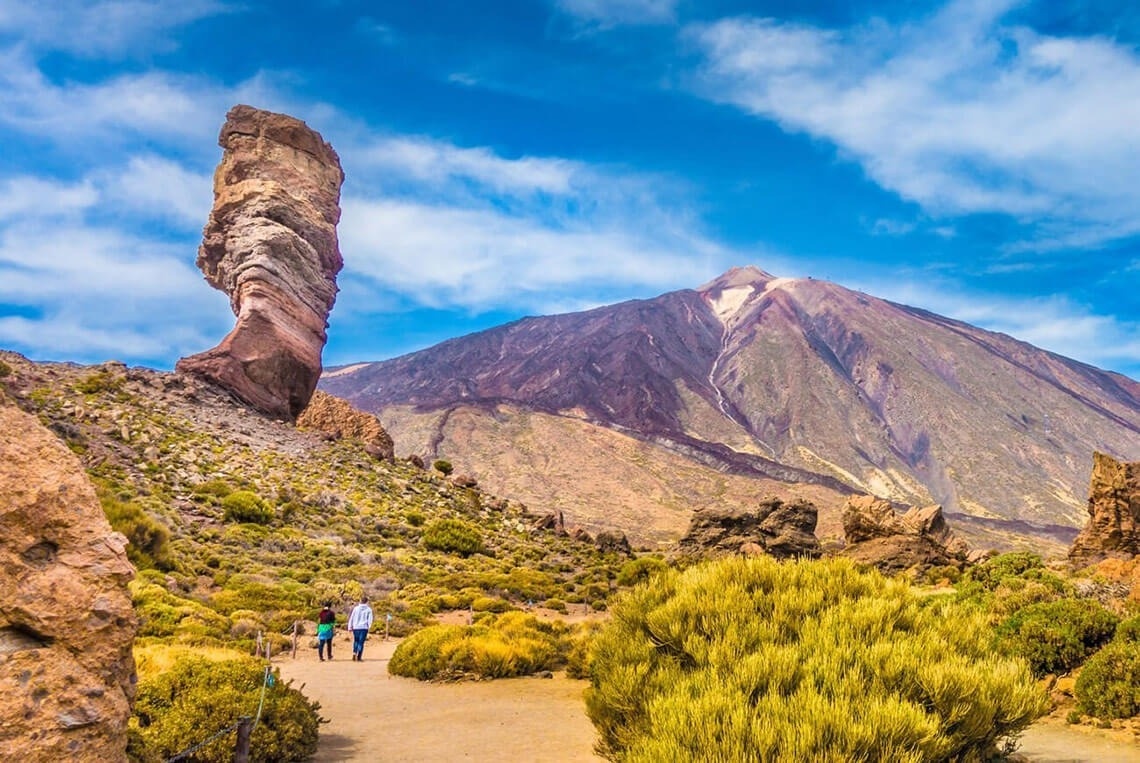 una mujer está sentada en una mesa comiendo pasta y bebiendo vino