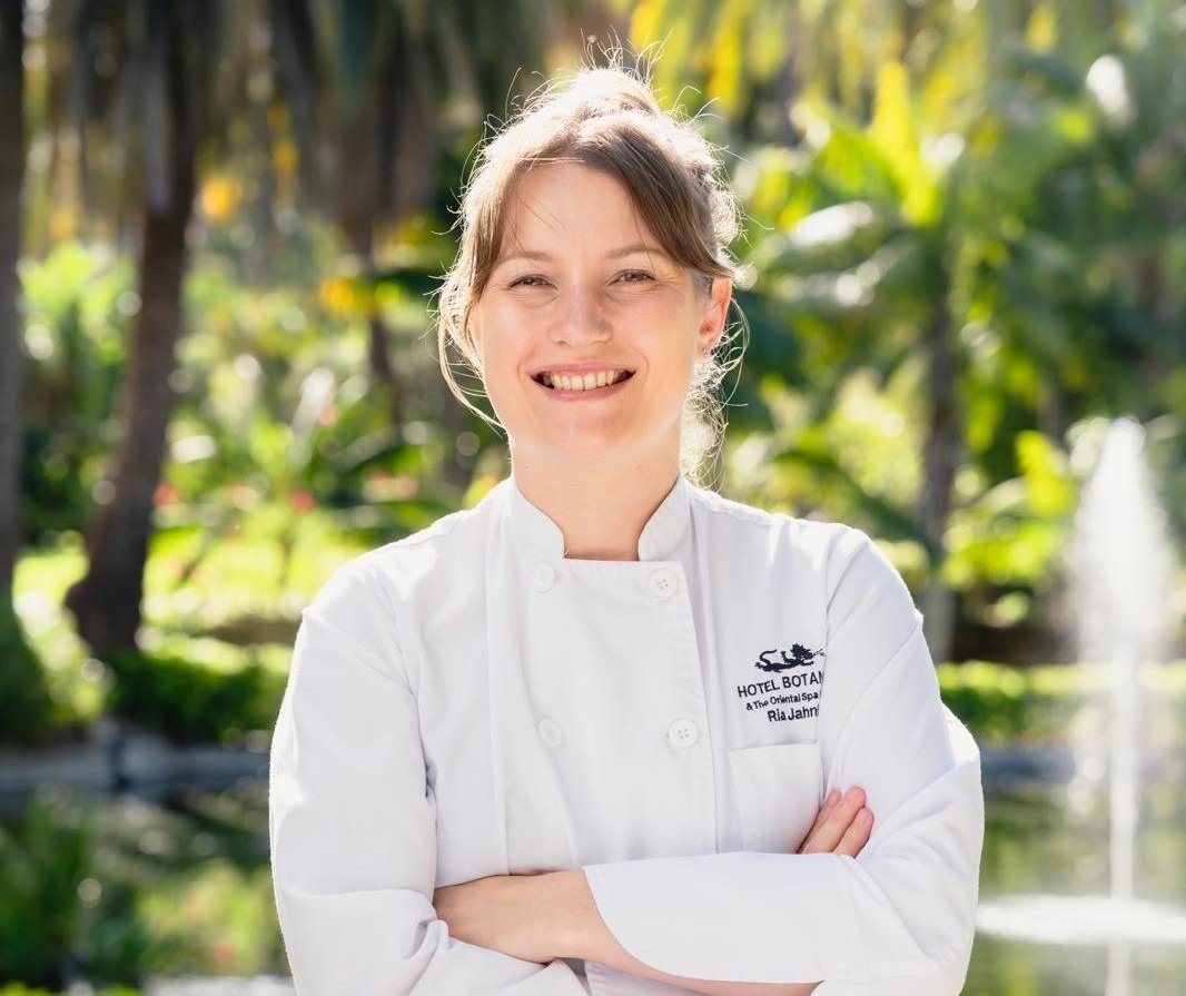 un hombre se relaja en una bañera de hidromasaje