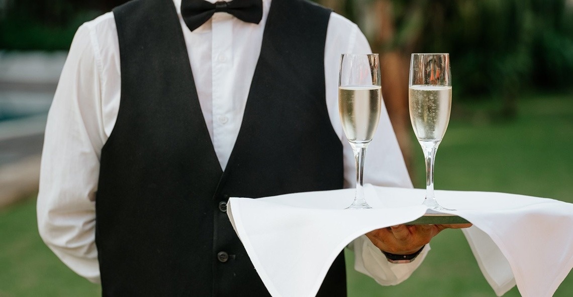 mężczyzna relaksujący się w wannie z hydromasażem