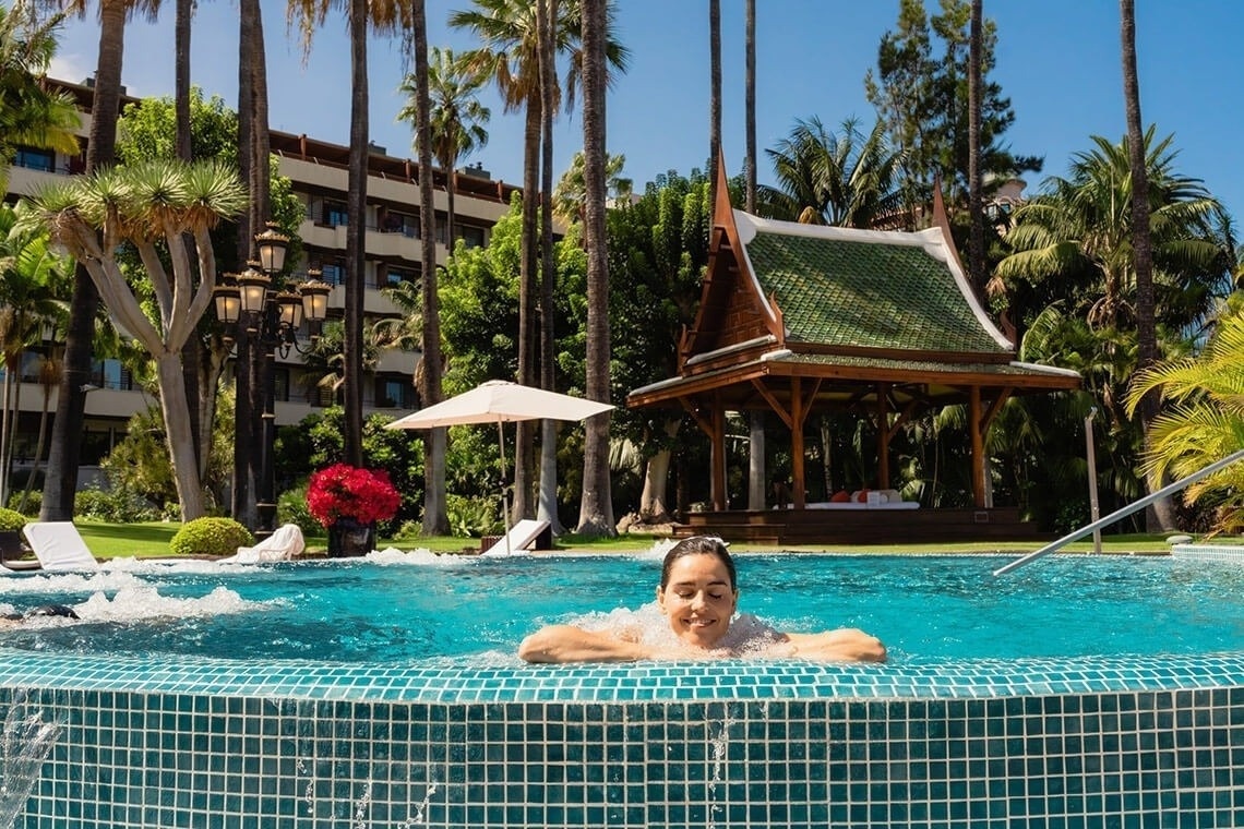 un uomo si rilassa in una vasca idromassaggio