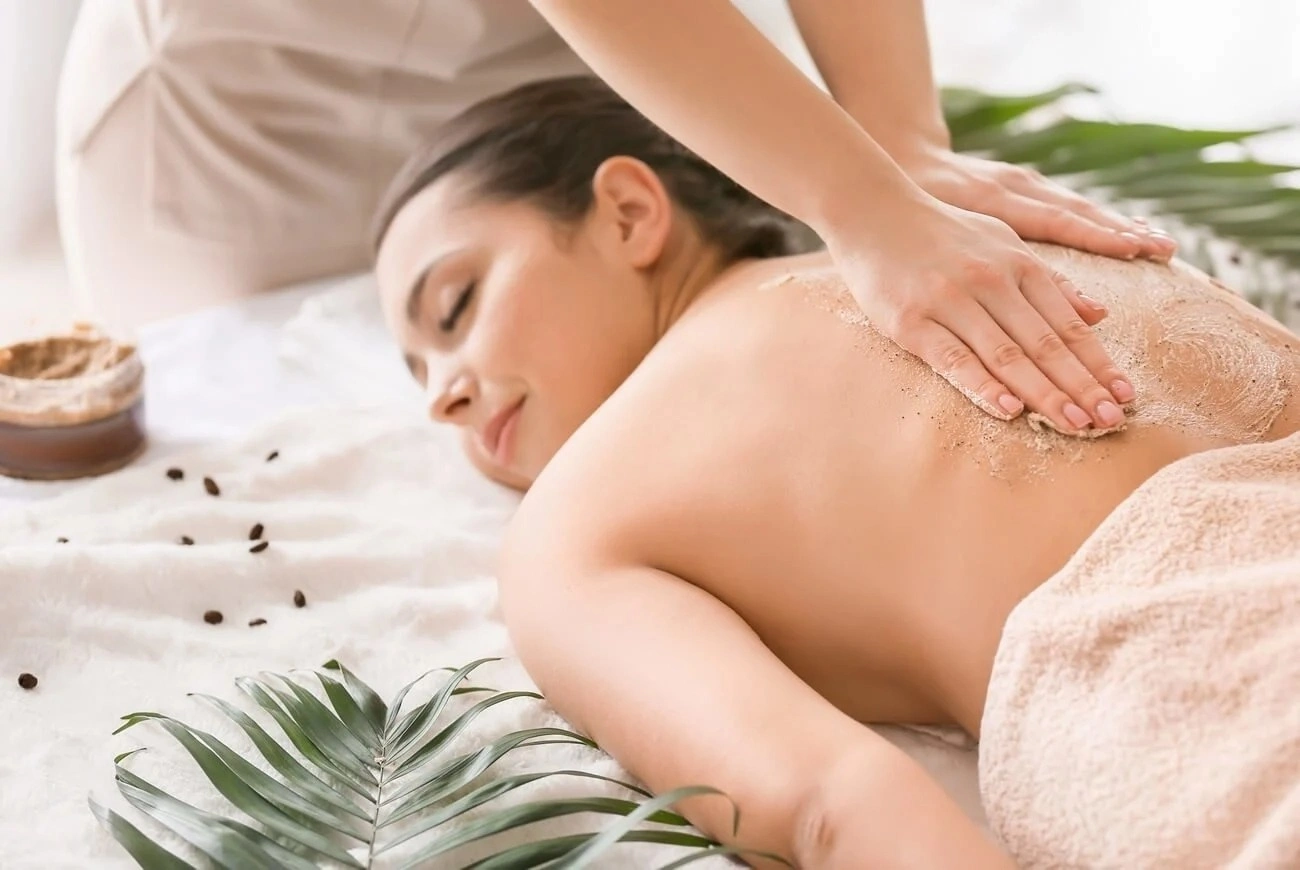 Exfoliación corporal de café en Hotel Botanico con palmas verdes.