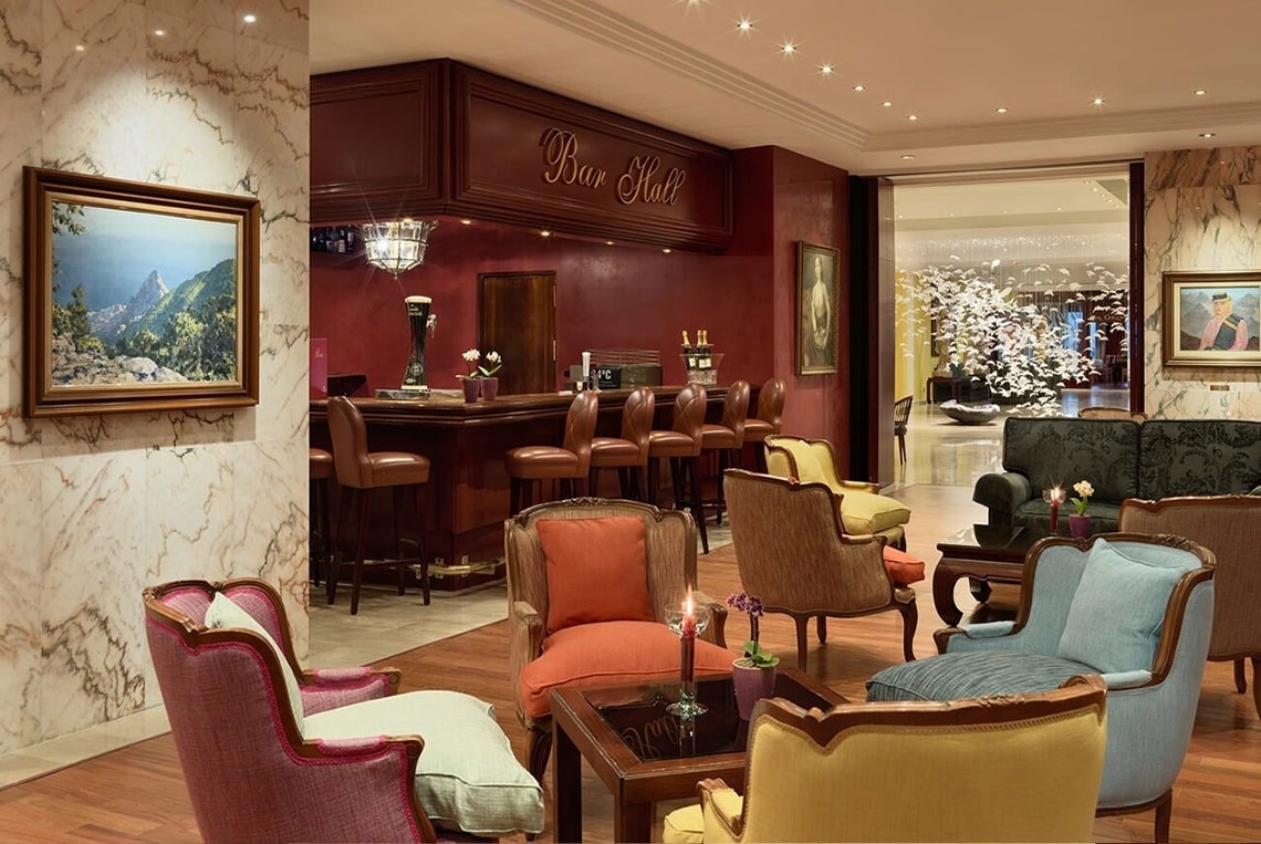 un hombre se relaja en una bañera de hidromasaje