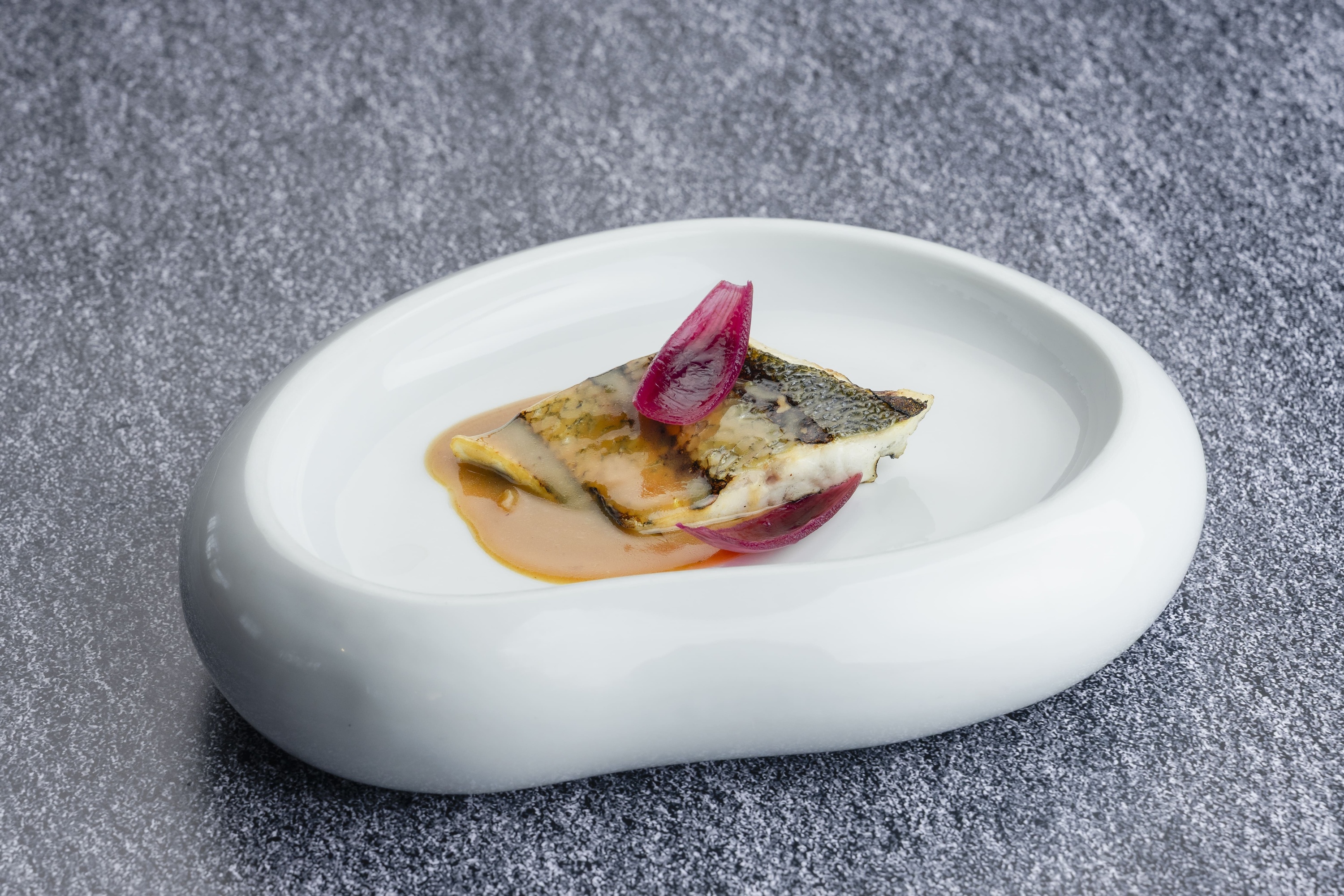 un uomo si rilassa in una vasca idromassaggio