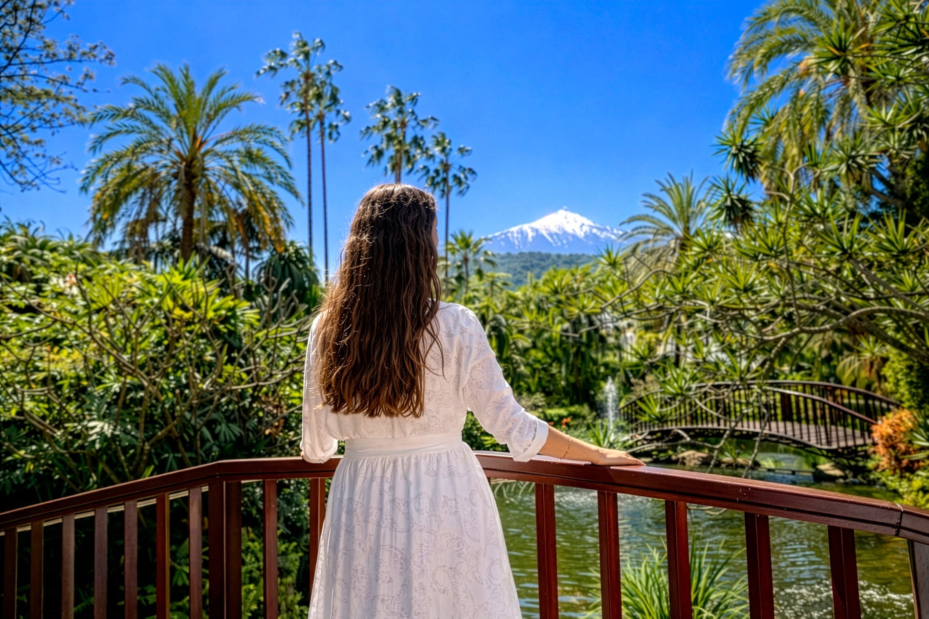 una mujer con un sombrero mirando al Teide