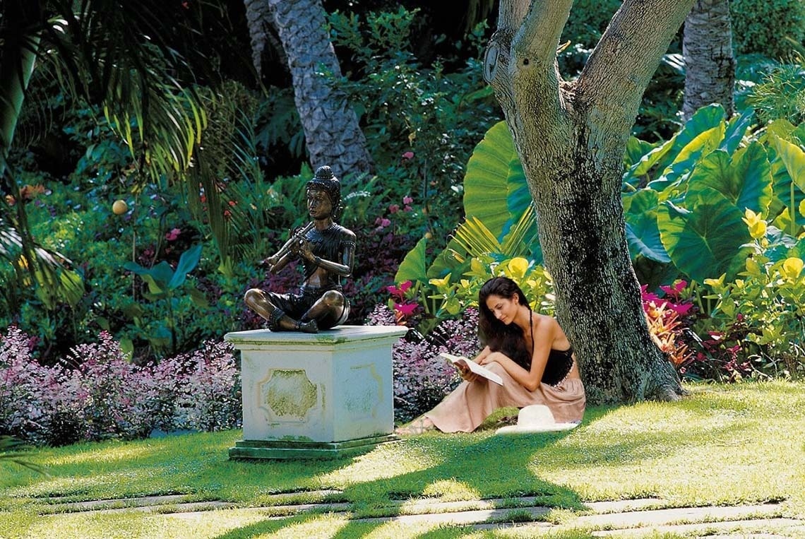 mężczyzna relaksujący się w wannie z hydromasażem