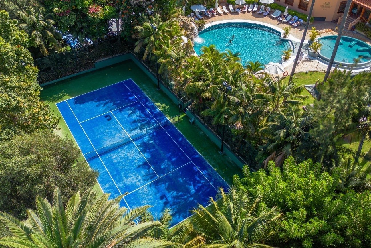 una mujer está sentada en una mesa comiendo pasta y bebiendo vino