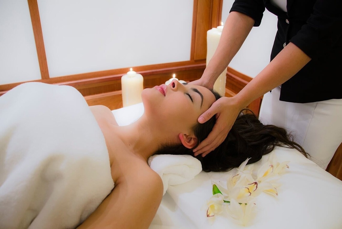 een man ontspant in een bubbelbad