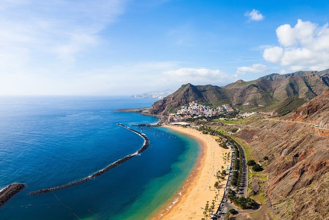 un hombre se relaja en una bañera de hidromasaje