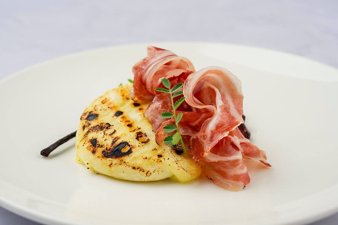 un hombre se relaja en una bañera de hidromasaje