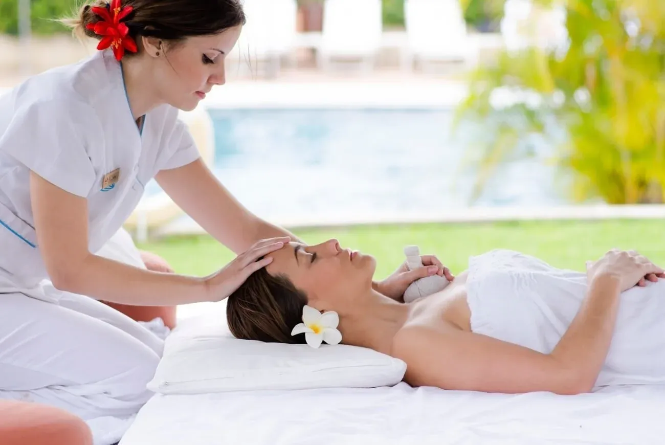 Rilassante massaggio thailandese sulla terrazza dell'Hotel Botanico.