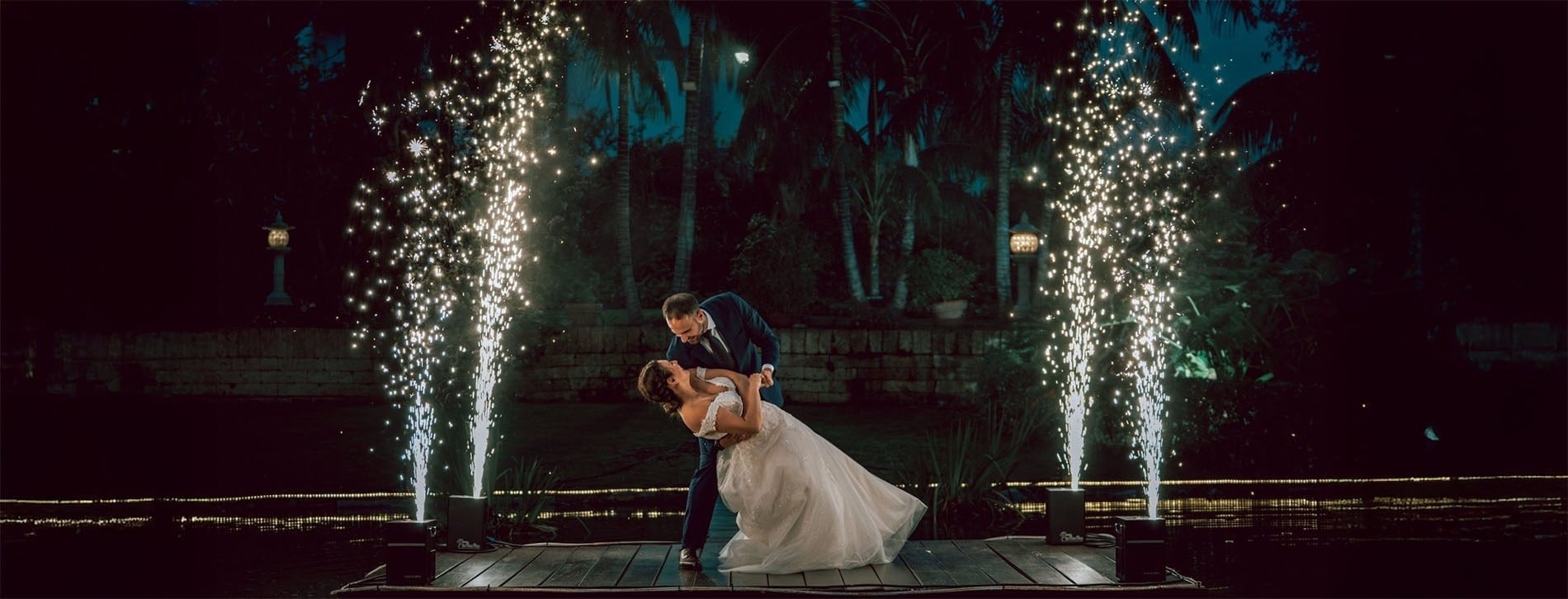 Hotel Botanico: Pareja bailando con fuegos artificiales. Eventos mágicos.