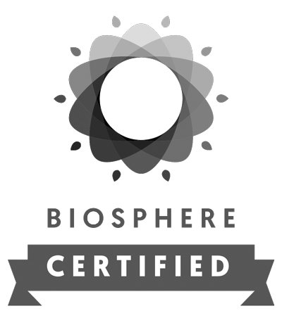 Logotipo en tonos grises sobre fondo negro que incluye un diseño circular abstracto, la palabra "BIOSPHERE" y una cinta con la palabra "CERTIFIED".