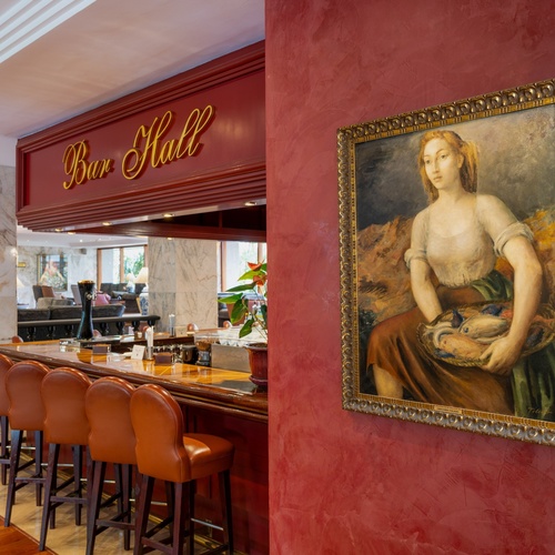 Un elegante bar, con l'insegna 