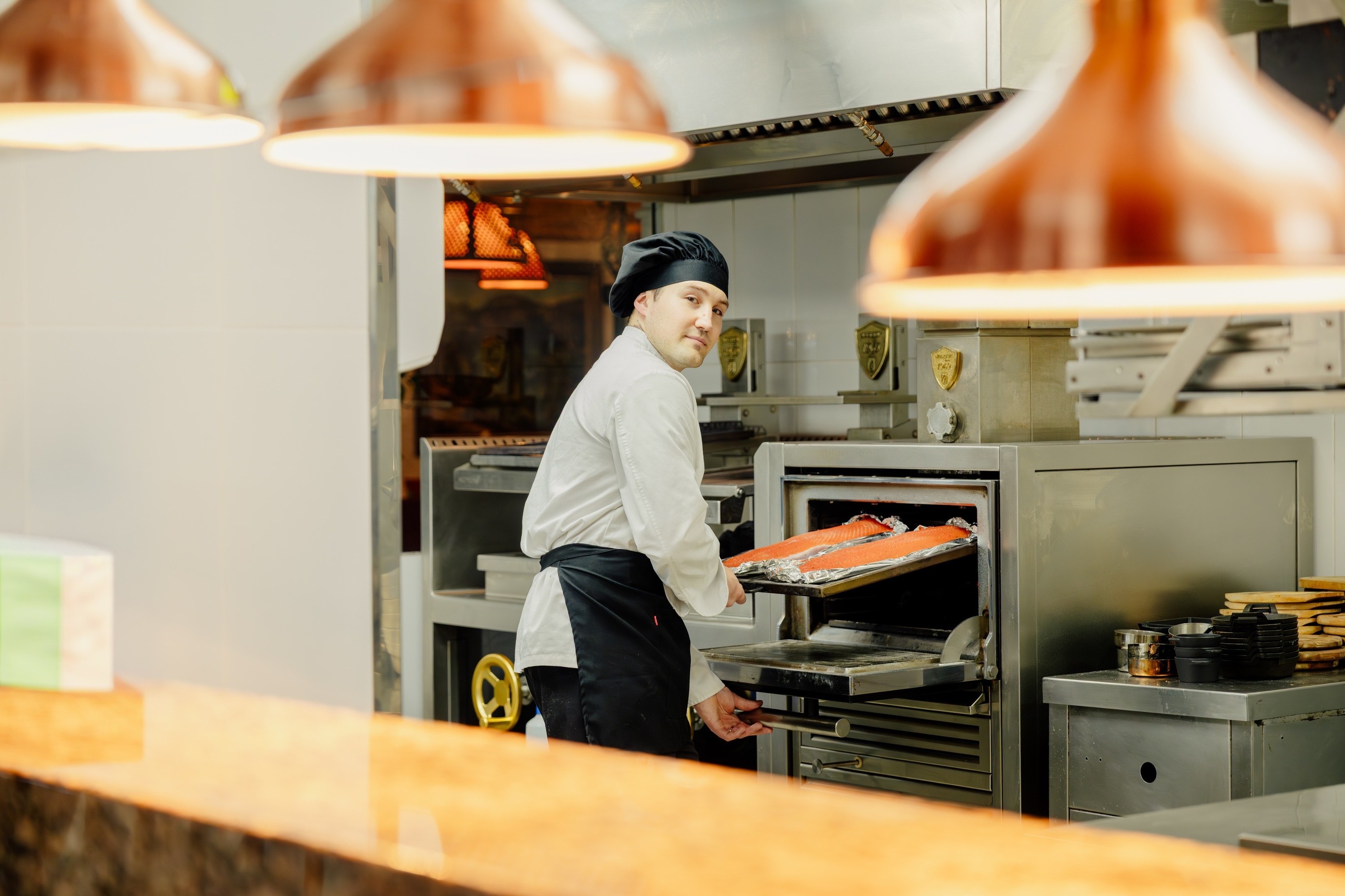 una mujer está sentada en una mesa comiendo pasta y bebiendo vino