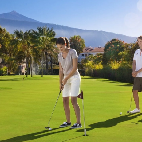 un muelle de madera con techos de paja y un puente sobre el océano