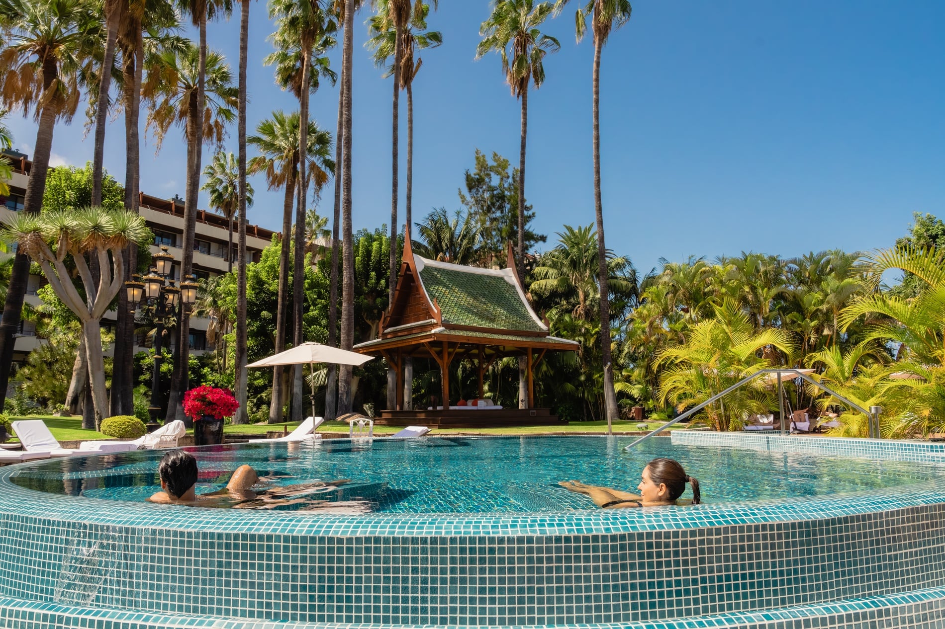 una mujer masajea la espalda de una persona con sal