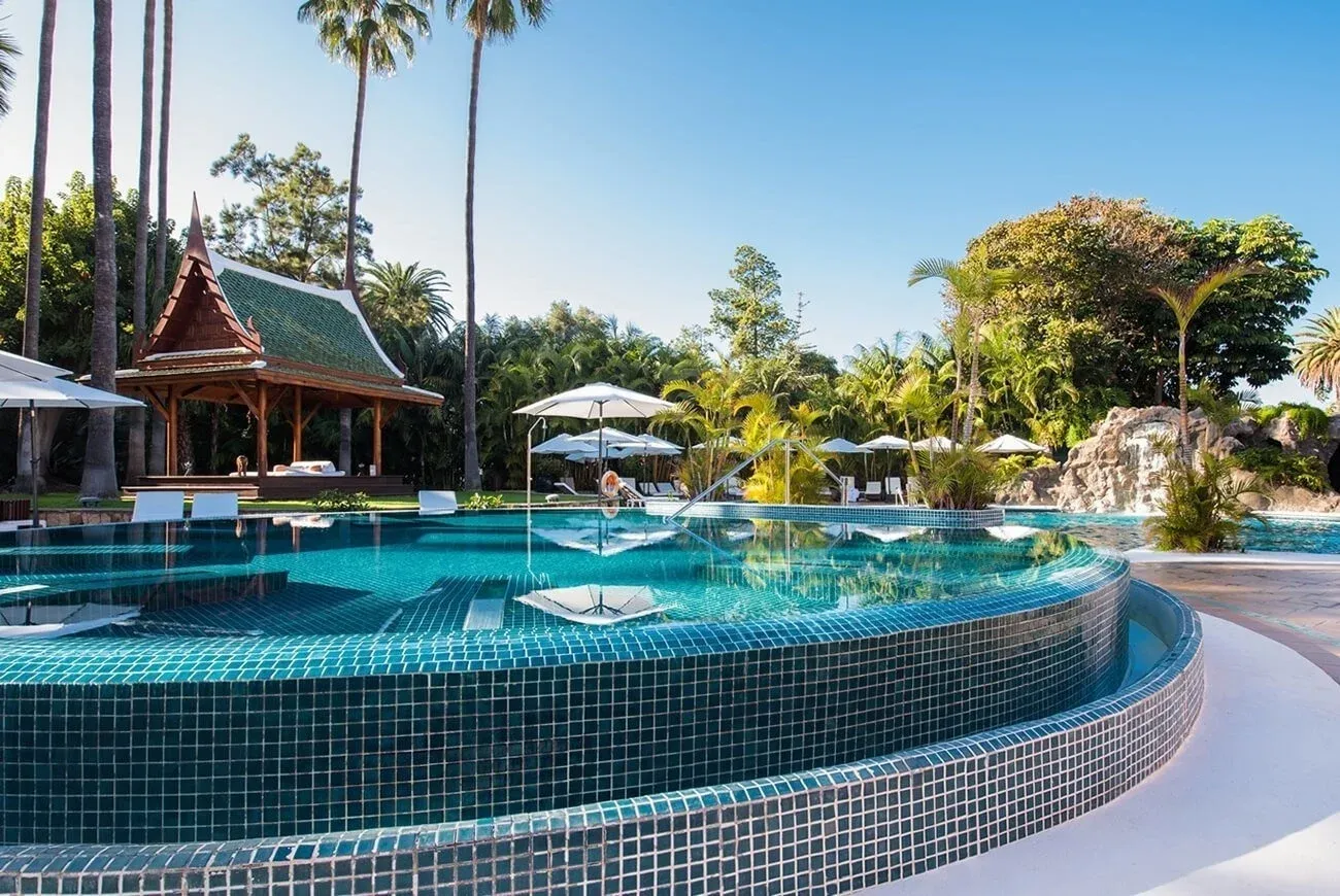 Rilassante massaggio thailandese sulla terrazza dell'Hotel Botanico.