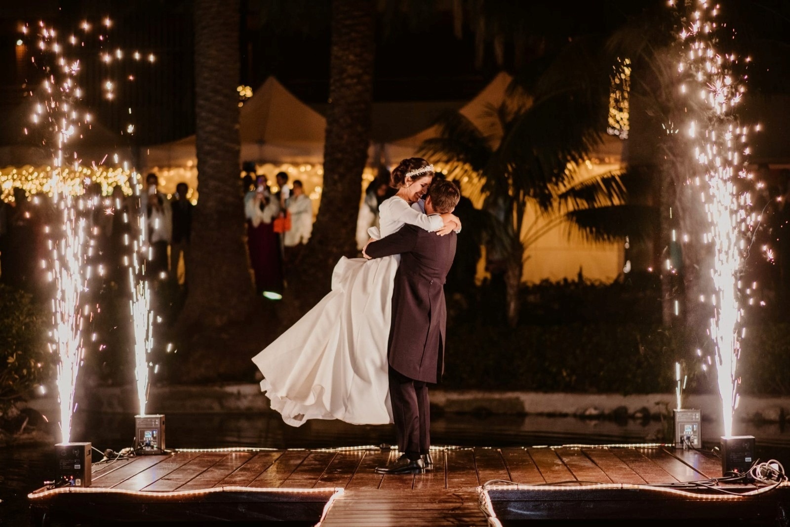 un hombre y una mujer brindan con copas de vino en un restaurante