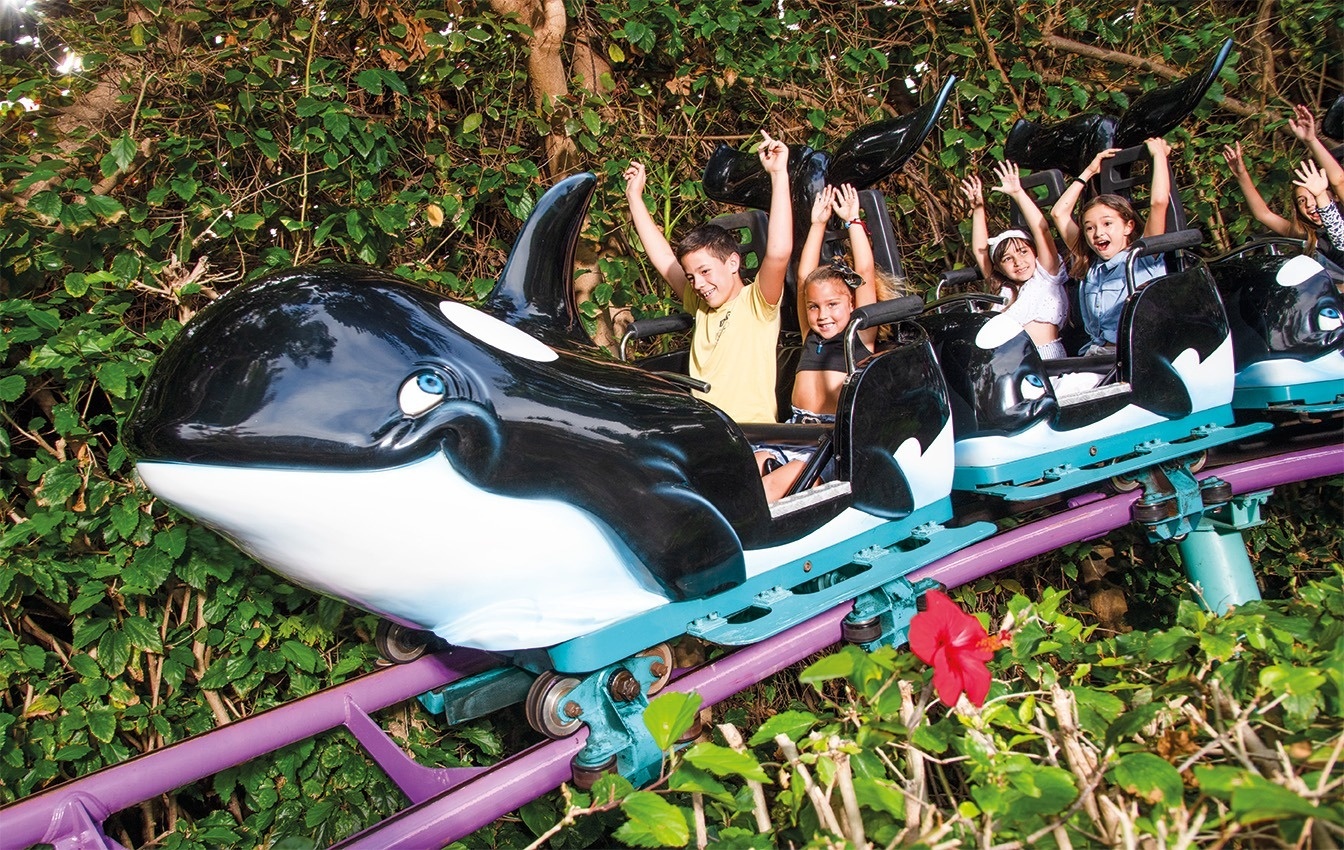 una mujer está sentada en una mesa comiendo pasta y bebiendo vino