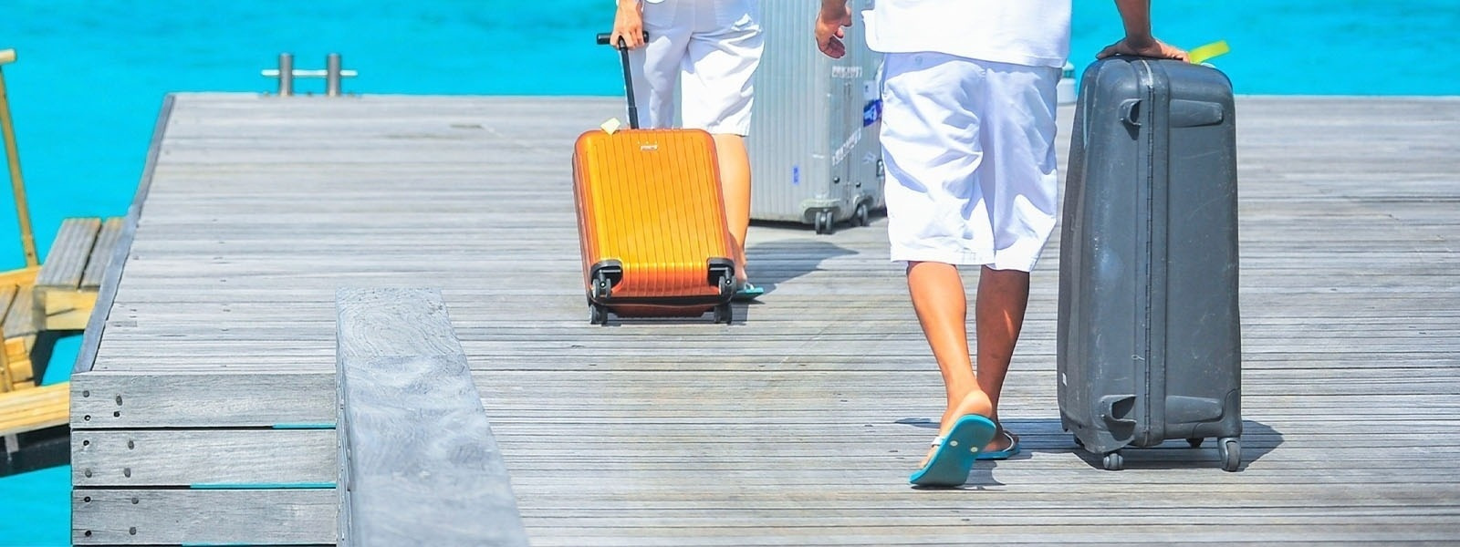 Arrivée à l'Hotel Botanico : bagages sur la jetée en bois.