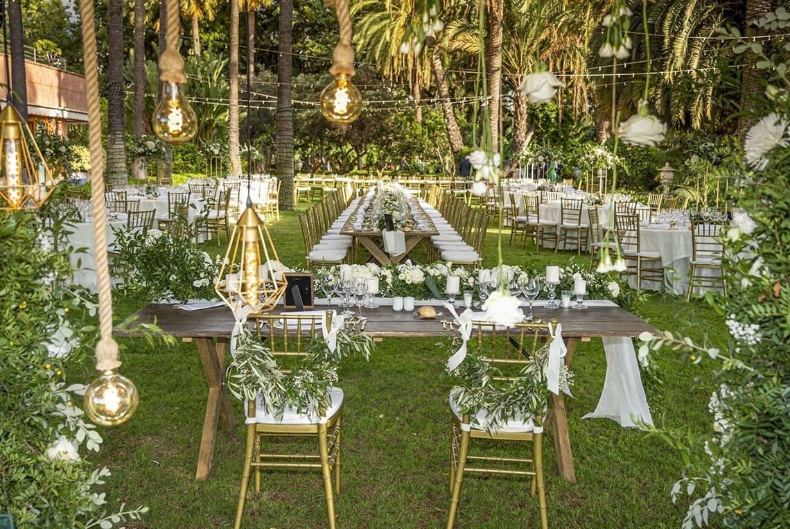 una gran piscina rodeada de árboles y sombrillas
