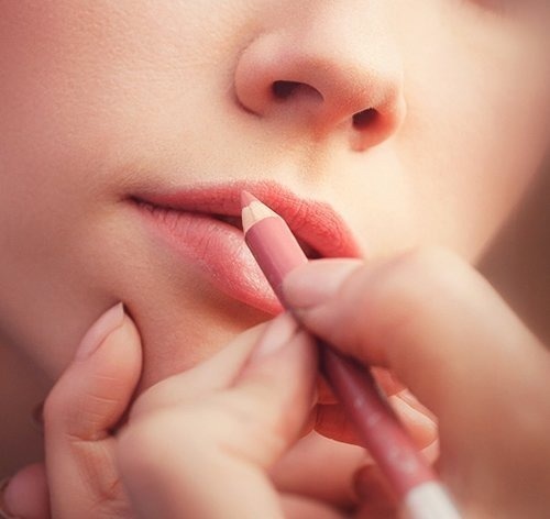 una mujer está sentada en una mesa comiendo pasta y bebiendo vino