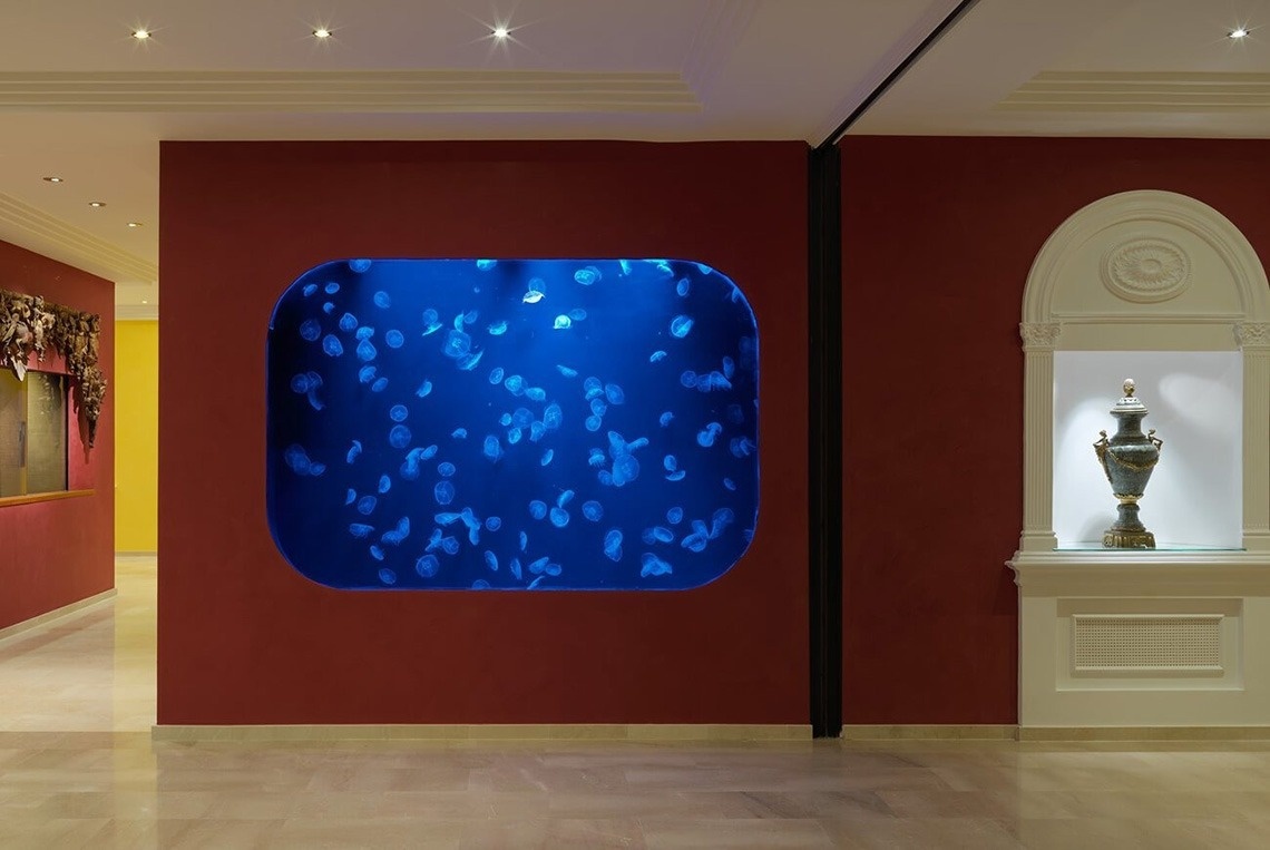 mężczyzna relaksuje się w wannie z hydromasażem