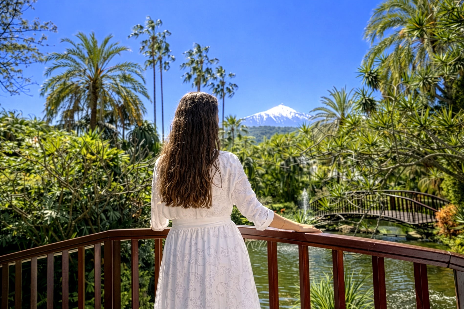una mujer con un sombrero mirando al Teide