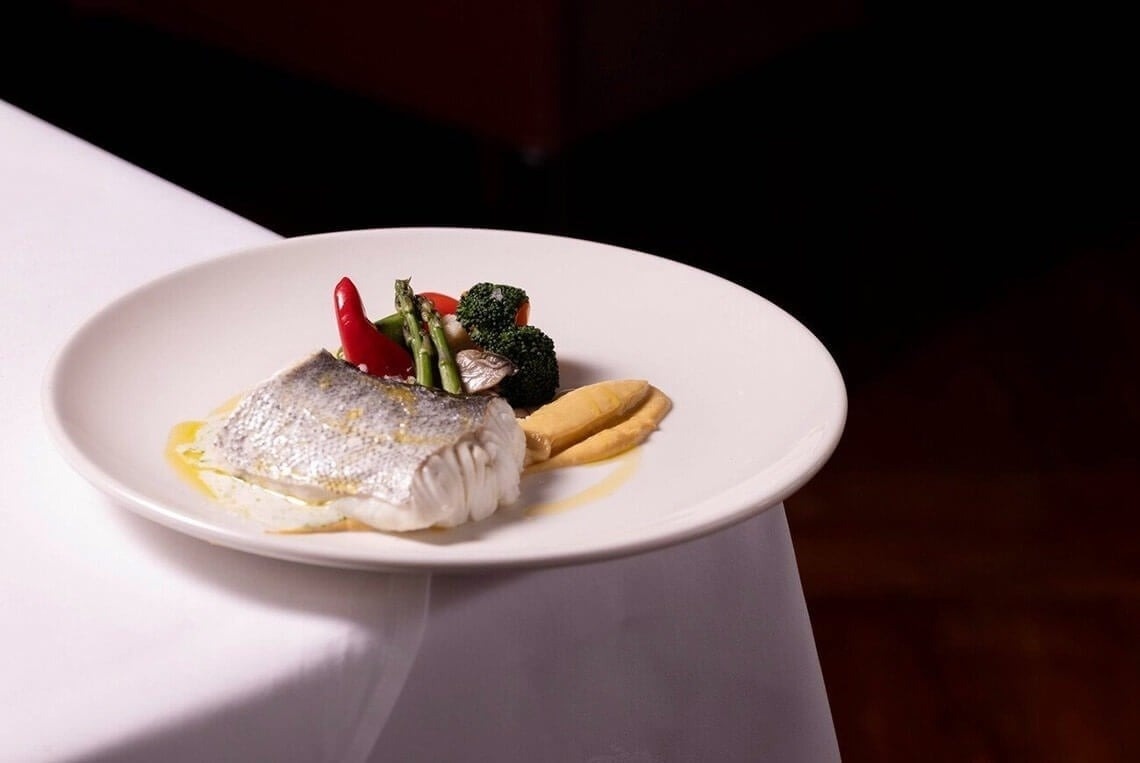 un grupo de personas está nadando en una playa tropical