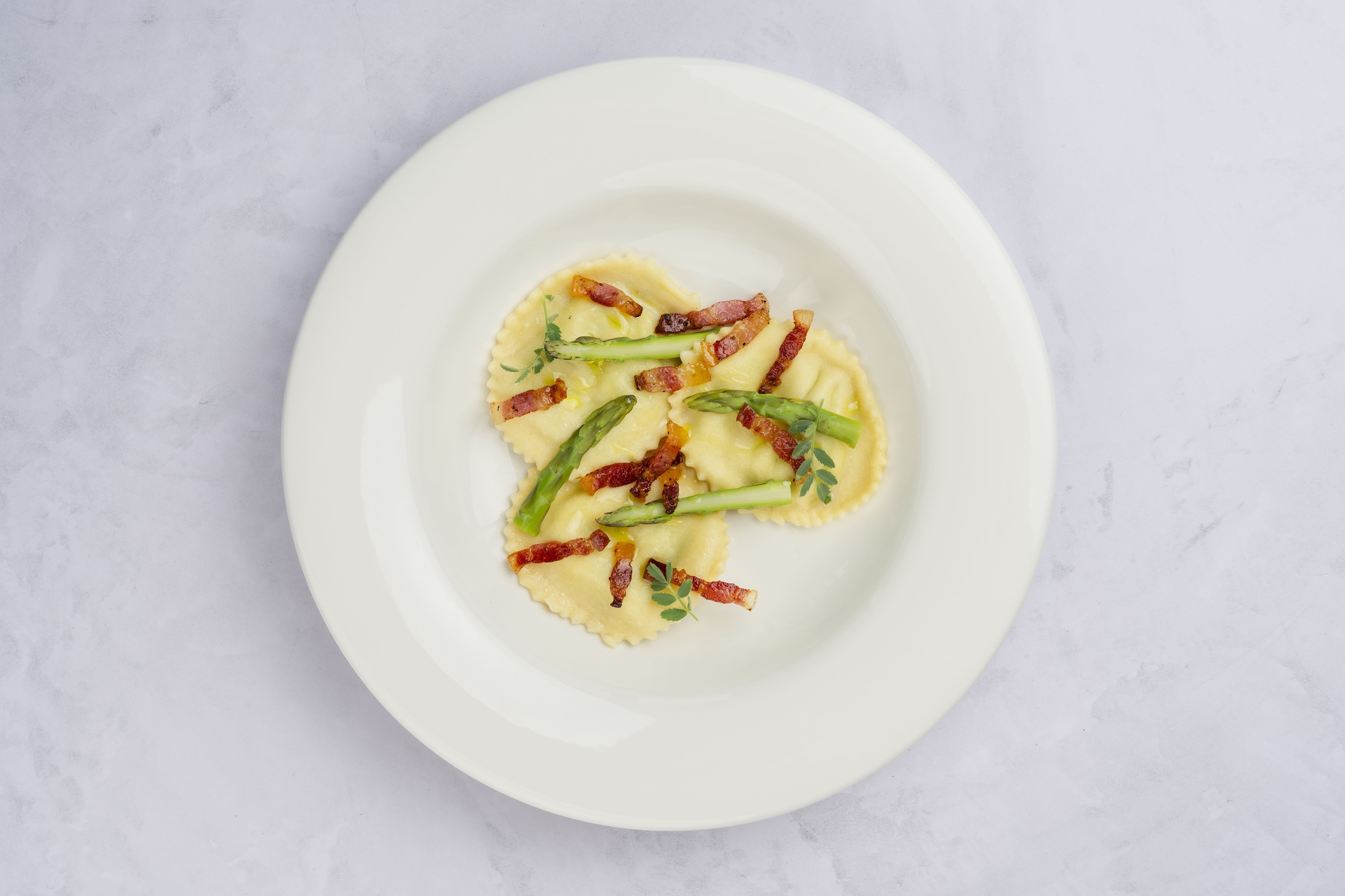 een man ontspant in een bubbelbad