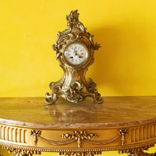 Un affollato gruppo di figure in abiti tradizionali è ritratto in un paesaggio costiero, con alcuni che trasportano frutta e altri che riposano.