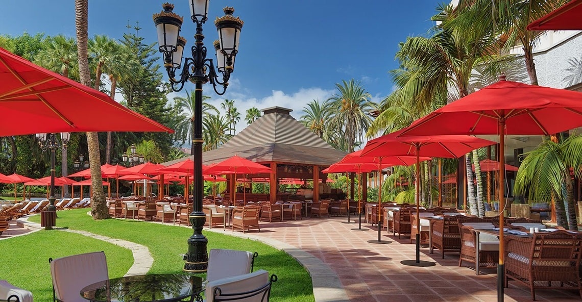 una donna è seduta a un tavolo, mangia pasta e beve vino