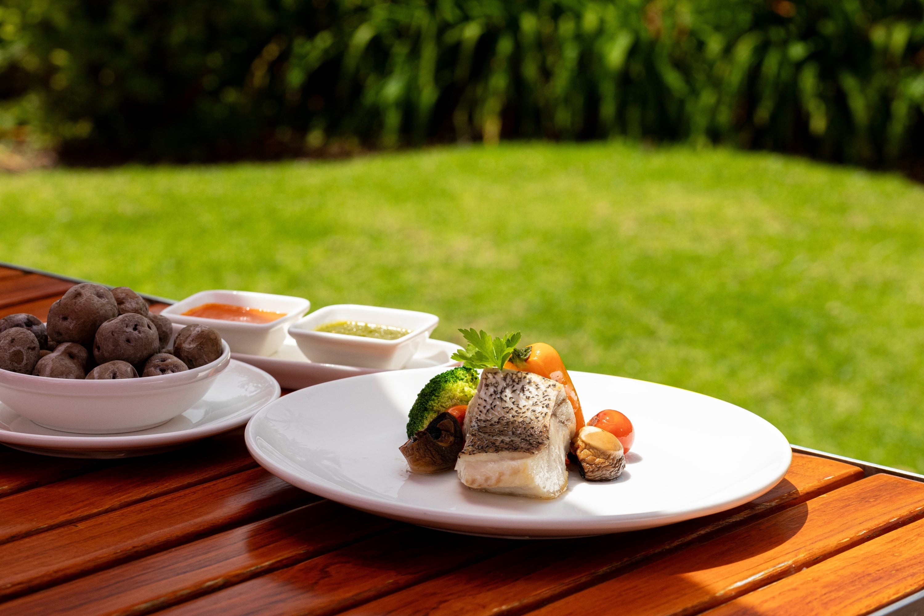 un hombre se relaja en una bañera de hidromasaje
