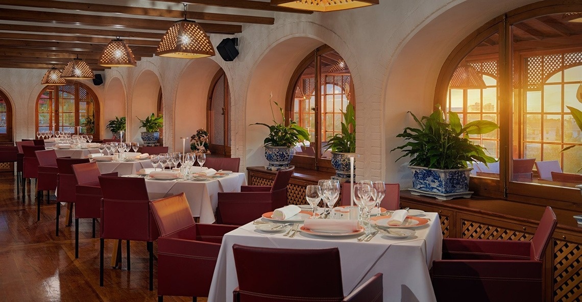 un uomo si rilassa in una vasca idromassaggio